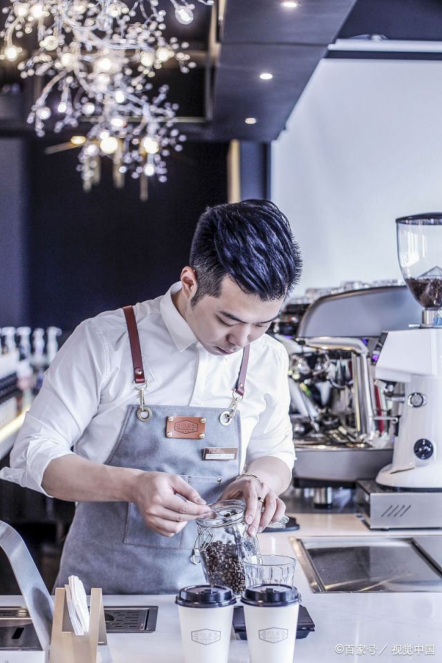 反正我觉得做咖啡的小哥哥小姐姐都自带一种由内而发的那种帅气,说不